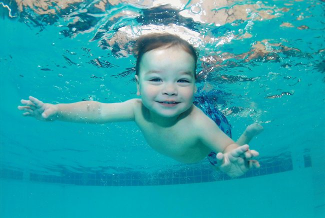 Плавание грудного ребёнка в бассейне