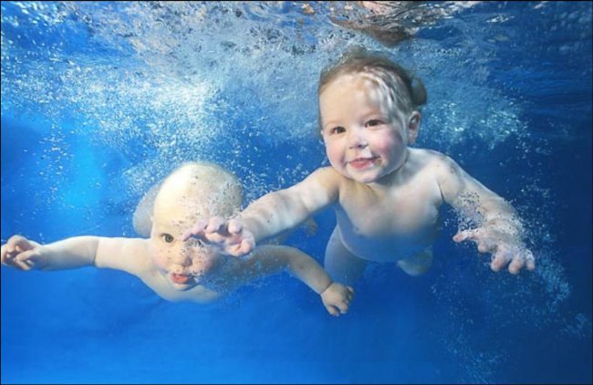 Плавание грудного ребёнка в бассейне