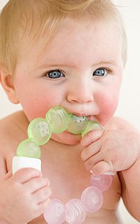 Как помочь ребенку при прорезывании зубов