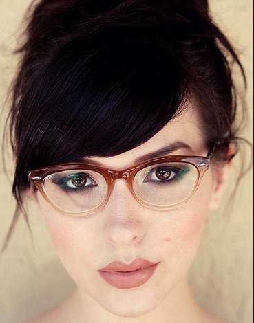 Стильный макияж для девушки в очках