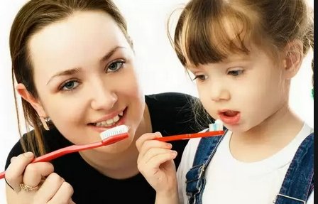 Как научить чистить ребенка зубы