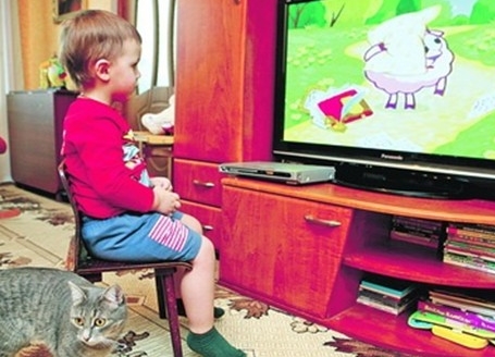 Можно ли малышам смотреть телевизор
