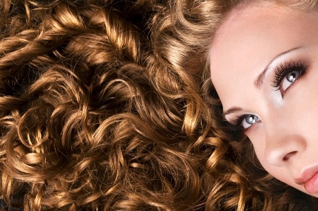 Уход за вьющимися волосами: правила для идеальных локонов