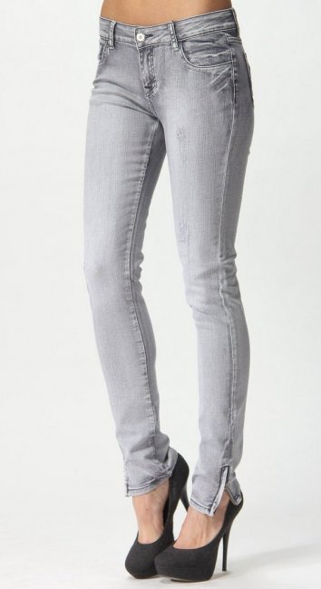 Серые джинсы – основа для стильного образа
