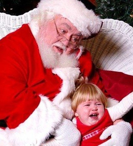 Ребенок боится Деда Мороза: какова причина?