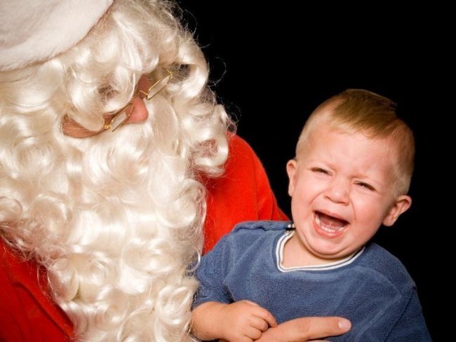 Ребенок боится Деда Мороза: какова причина?