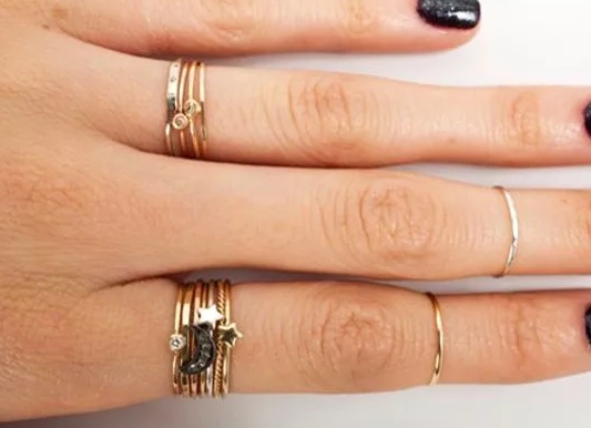 Как следует носить золотые кольца