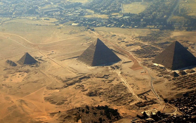 Пирамиды на ниле. Пирамида Гизы рядом с Нилом.