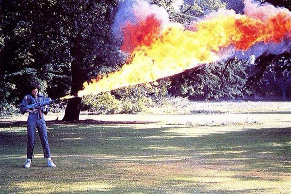 Сигурни Уивер во время съемок картины "Чужой" тестирует огнемет