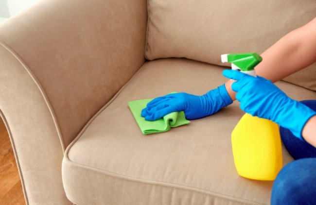 Как почистить обивку дивана?