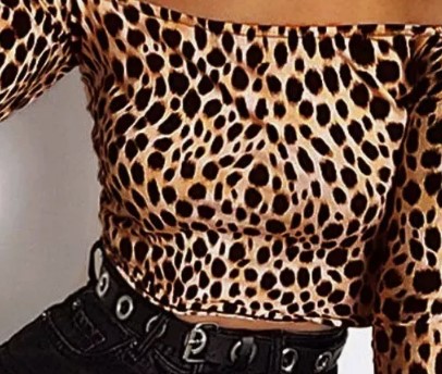 Эффектный образ с леопардовым топом и свободными брюками